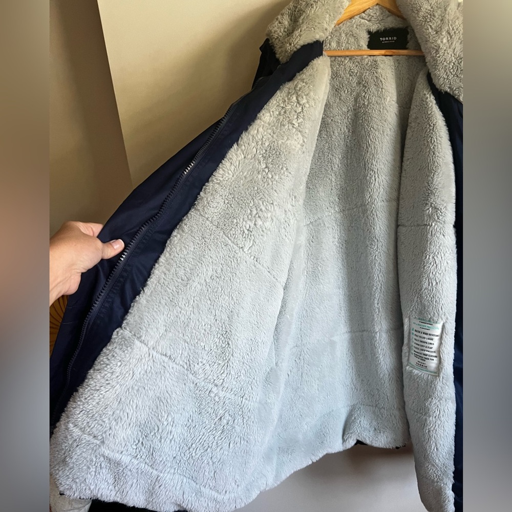 Torrid 5x Navy Hooded Sherpa Parka Coat with gray sherpa lining - Picture 5 of 16
